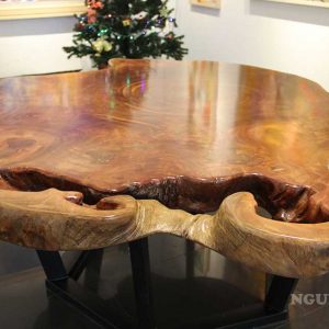 Mặt bàn gỗ nguyên khối được tạo nên từ gỗ Lim cổ thụ.