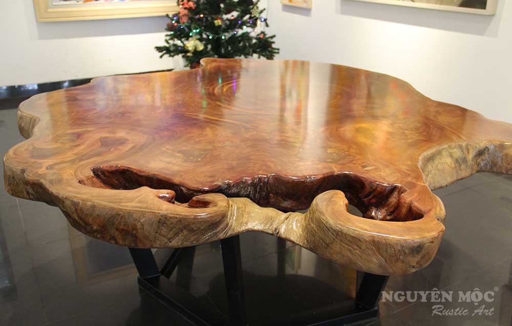 Mặt bàn gỗ nguyên khối được tạo nên từ gỗ Lim cổ thụ với hình thù vô cùng độc đáo.