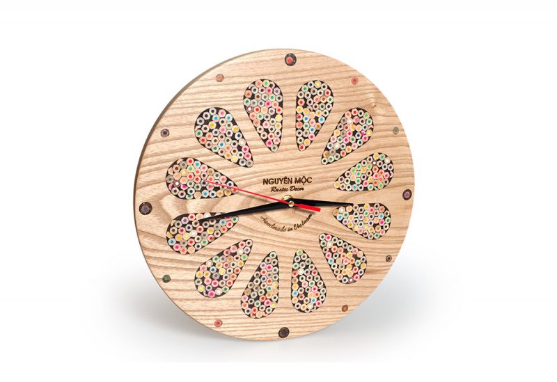 Khắc logo trên sản phẩm đồng hồ gỗ để sử dụng làm quà tặng.