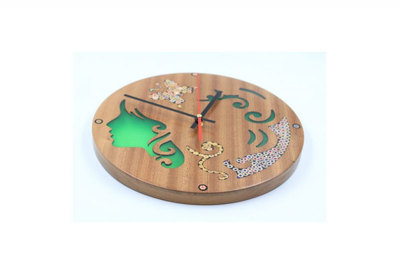 Sản phẩm đồng hồ gỗ Nàng Thơ là sản phẩm decor độc đáo và mới lạ.