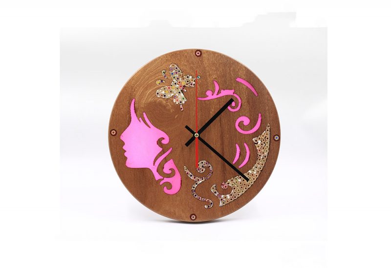 Đồng hồ gỗ Nàng Thơ nổi bật bởi gương mặt nhìn nghiêng của cô gái được tạo nên từ keo resin màu hồng, mang đến sự thơ mộng và độc đáo cho không gian nội thất.