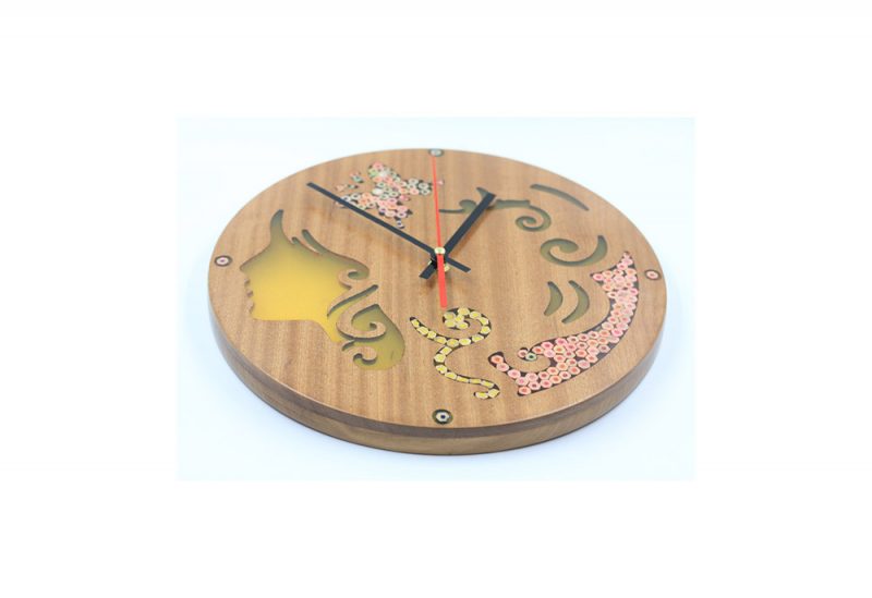 Bạn có thể sử dụng đồng hồ gỗ treo tường để làm quà tặng sếp, quà tặng bạn bè nước ngoài,...