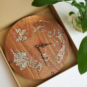 Bạn có thể sử dụng sản phẩm đồng hồ gỗ trang trí để làm quà tặng cho mọi người.