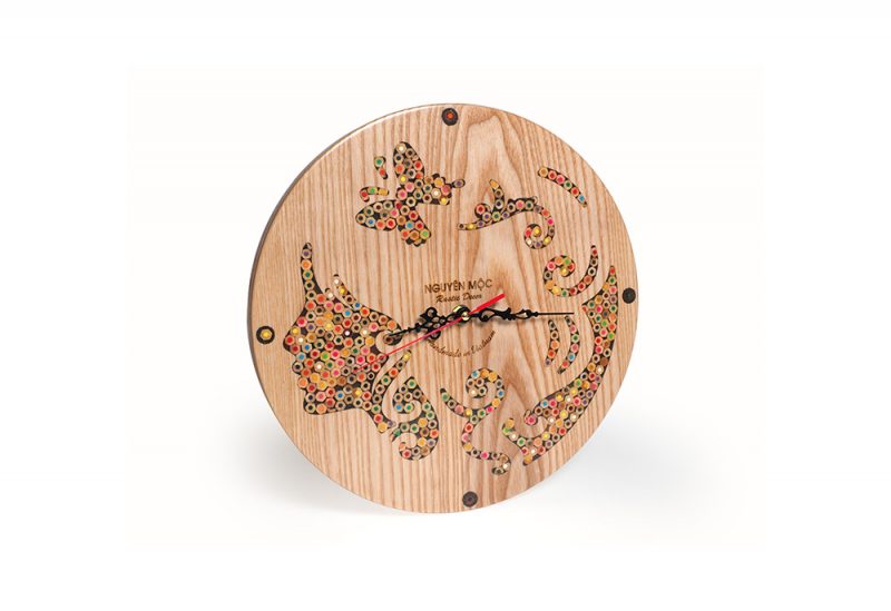 Đồng hồ gỗ vân sáng kết hợp cùng họa tiết được tạo nên từ bút chì màu, tạo nên một sản phẩm độc đáo vô cùng.