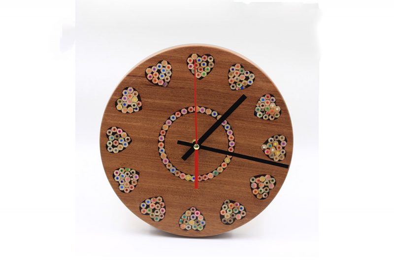 Đồng hồ treo tường đẹp, là sự kết hợp giữa gỗ, keo resin và bút chì màu, tạo nên một sản phẩm decor vô cùng độc đáo.