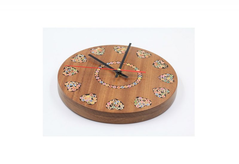 Với chiếc đồng hồ gỗ mang phong cách rustic, mang đến vẻ đẹp mộc mạc, thanh nhã cho không gian nội thất nhà bạn.