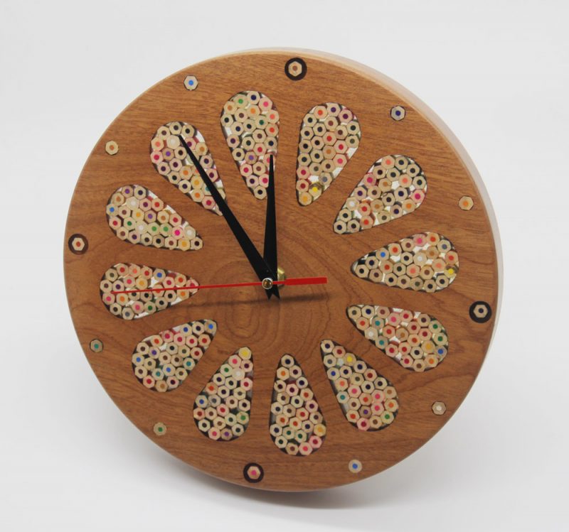 đồng hồ gỗ sử dụng bút chì màu để tạo nên những cánh hoa bút chì màu, phù hợp với nội thất phong cách Rustic.