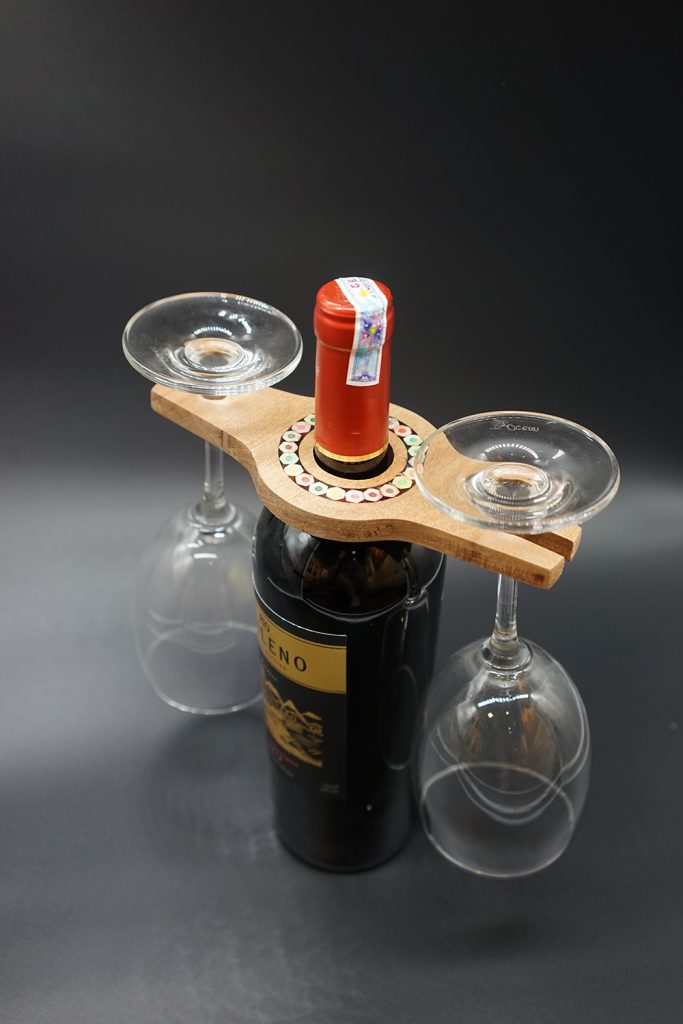 Kệ đựng rượu bằng gỗ thiết kế độc đáo và tinh tế.