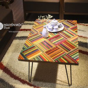 bàn bút chì gỗ sắc màu không gian
