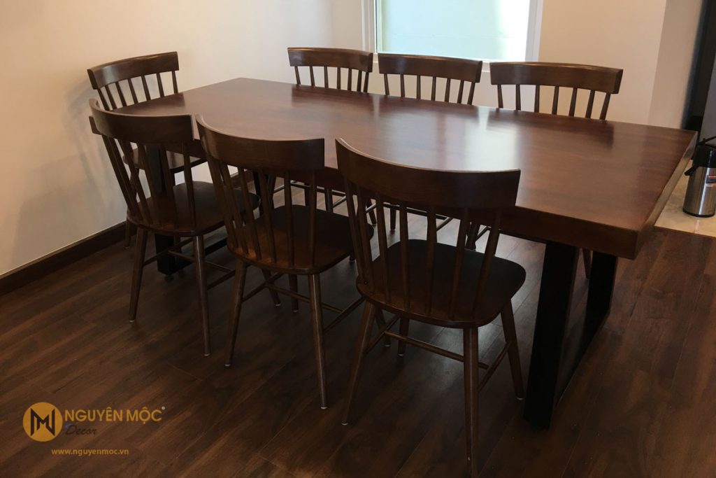Bộ bàn ghế ăn gỗ nguyên tấm được thiết kế tỉ mỉ, thể hiện sự tinh tế qua từng chi tiết.