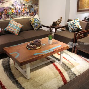 bàn trà gỗ là điểm nhấn của không gian nội thất phòng khách
