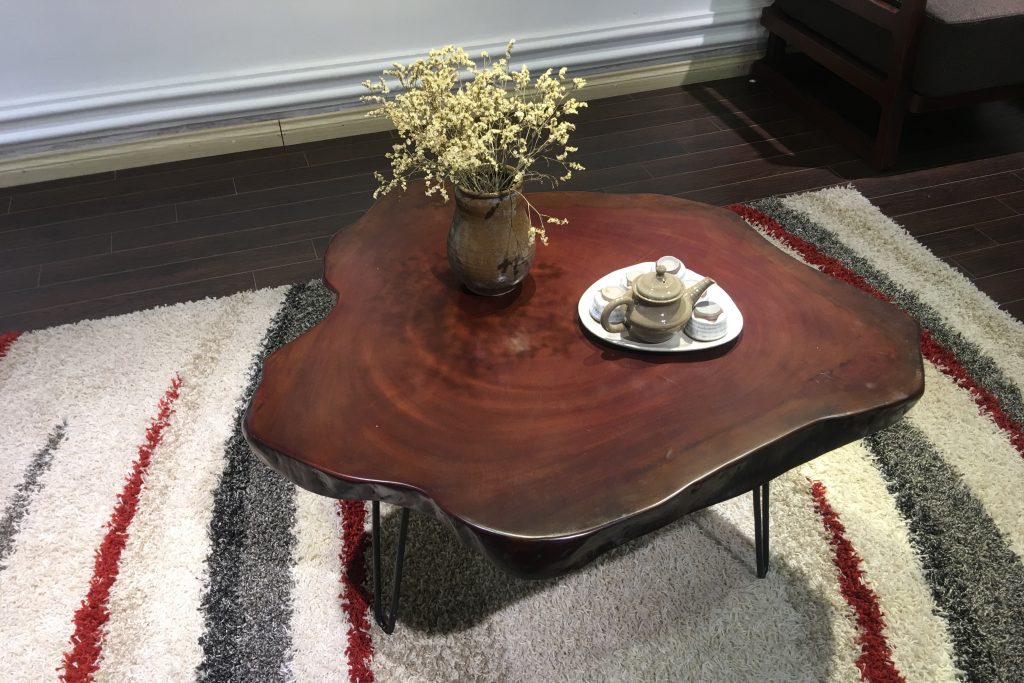 bàn trà gỗ Lim cổ thụ trong nội thất phòng khách