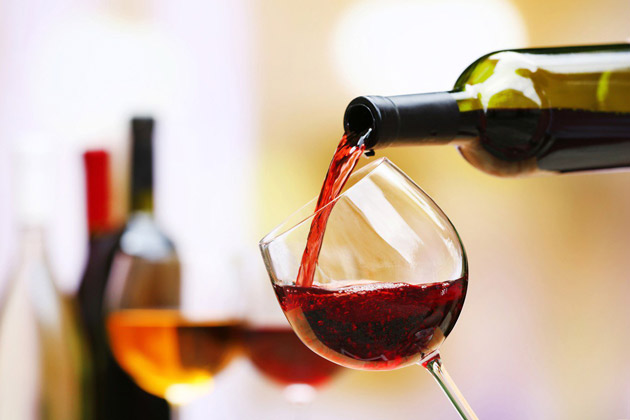 bảo quản rượu vang bằng cách rót sang chai nhỏ hơn