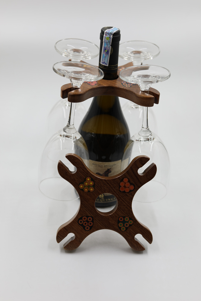 Với thiết kế đơn giản và tiết kiệm không gian, kệ đựng ly và chai rượu Nguyên Mộc sẽ giúp chiếc bàn ăn trông thật gọn gàng nhưng vẫn nổi bật nét tinh tế và ấm áp từ tông gỗ trầm tự nhiên.