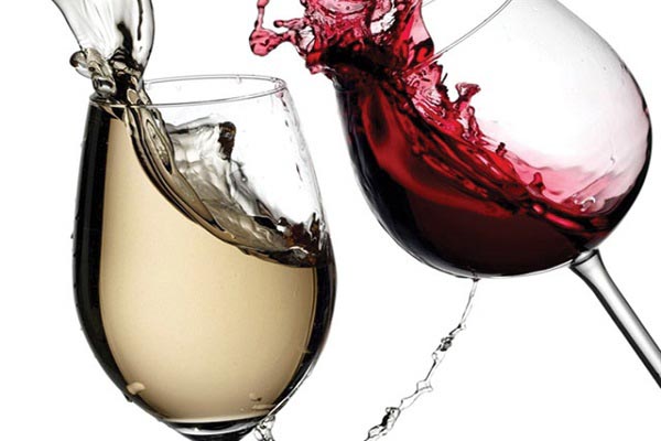 tại sao lắc rượu vang trước khi uống