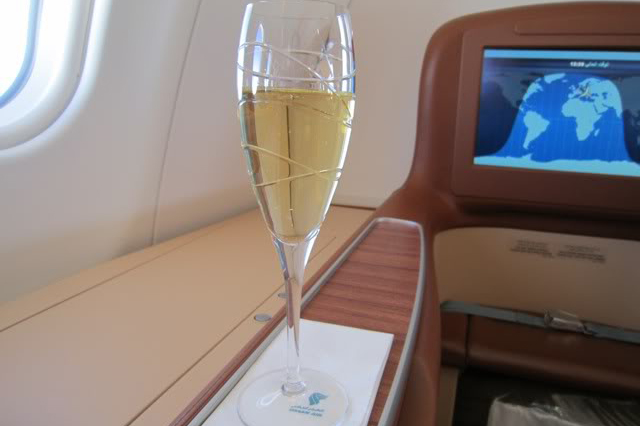 thưởng thức rượu vang trên máy bay
