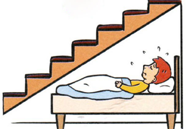 tránh đặt giường bên dưới cầu thang